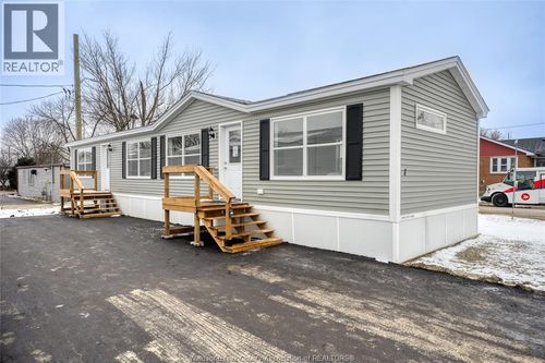 2 Linda Cres, Windsor, ON, N8N2P4 | Card Image