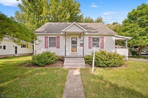 687 Elyria Ave, Amherst, OH, 44001-2323 | Card Image
