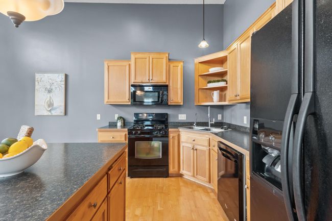 Corner sink with overhead display shelves | Image 9