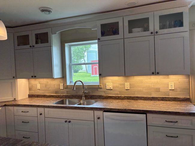 Under cabinet lighting and glass doors on upper cabinets | Image 33