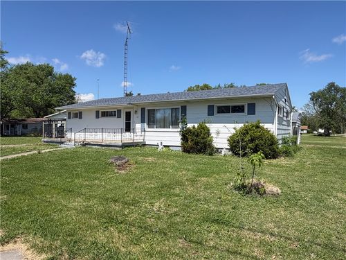 102 W Effingham Ave, Patoka, IL, 62875-1051 | Card Image