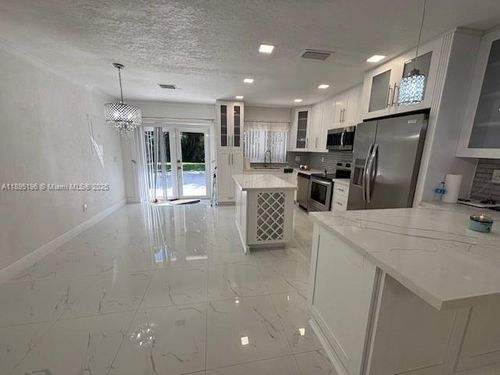 18908 Bobolink Dr, Hialeah, FL, 33015-2430 | Card Image