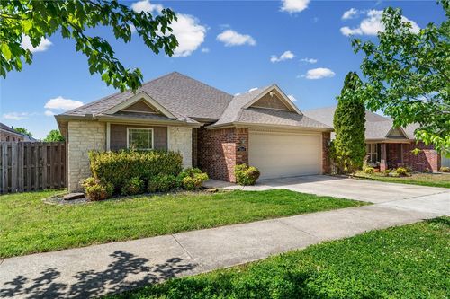 2641 N Villa Blvd, Fayetteville, AR, 72703-3327 | Card Image