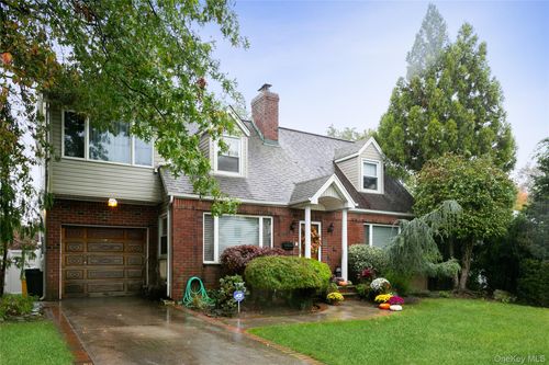11 Avon Rd, Hewlett, NY, 11557-1529 | Card Image