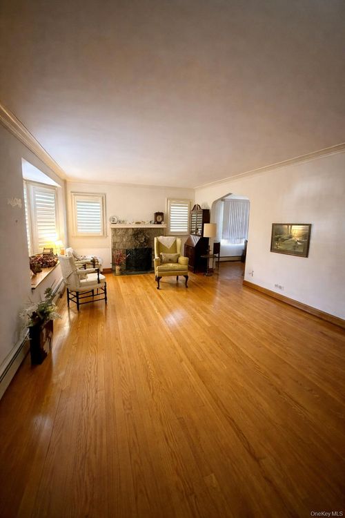 32 Manor Rd, Lynbrook, NY, 11563-3612 | Card Image