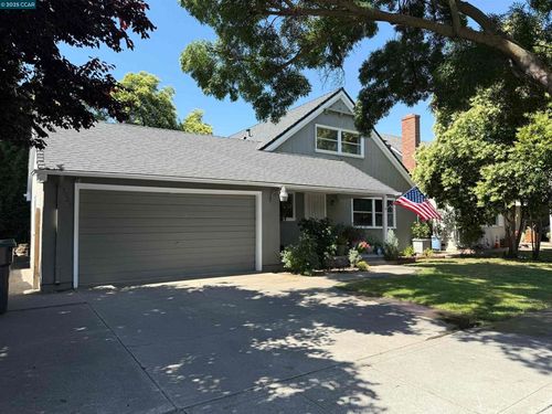 3055 Country Club Blvd, Stockton, CA, 95204-3903 | Card Image