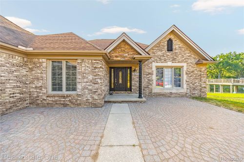 52615 Seven Oaks Dr, Shelby Township, MI, 48316-2990 | Card Image