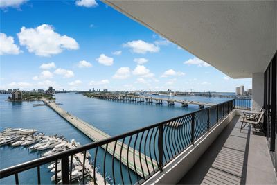 16A - 555 Ne 15th St, Condo with 2 bedrooms, 2 bathrooms and null parking in Miami FL | Image 1