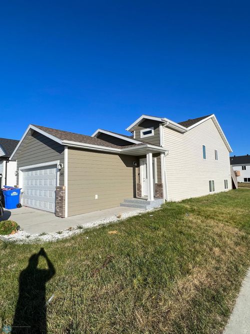 1501 69th Ave S, Fargo, ND, 58104-3004 | Card Image