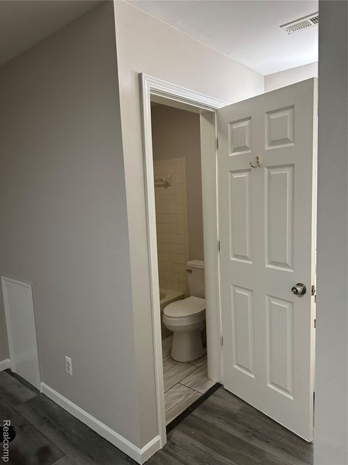 90 Rosebud Ln, Mount Clemens, MI, 48043-1472 | Card Image