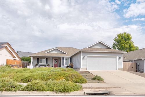 716 Crystal Dr, Eagle Point, OR, 97524-9720 | Card Image