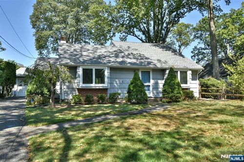 111 Crescent Ave, Wyckoff, NJ, 07481-2767 | Card Image