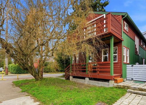 b-8752 Dayton Ave N, Seattle, WA, 98103-3715 | Card Image