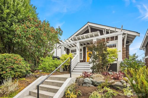 5526 34th Ave Ne, Seattle, WA, 98105-2305 | Card Image