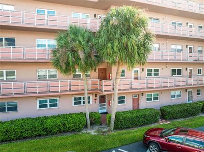 205 - 5521 80 Th Street N, Condo with 2 bedrooms, 1 bathrooms and null parking in SAINT PETERSBURG FL | Image 1