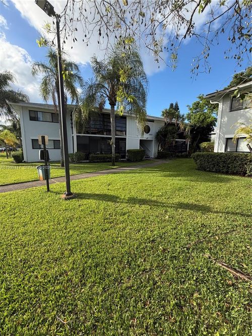 104-12-823 Ne 199th St, Miami, FL, 33179 | Card Image