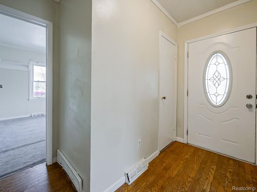 9005 Deering St, Livonia, MI, 48150-4144 | Card Image