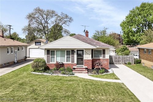 3886 Circlewood Dr, Fairview Park, OH, 44126-1261 | Card Image