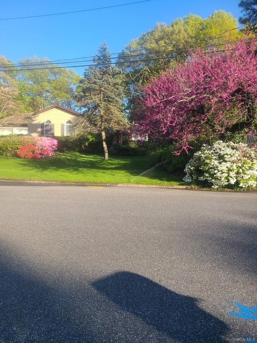 38 Maria Ct, Holbrook, NY, 11741-3517 | Card Image