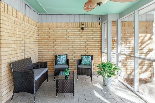 Sunroom featuring outdoor lounge area and a ceiling fan | Image 34