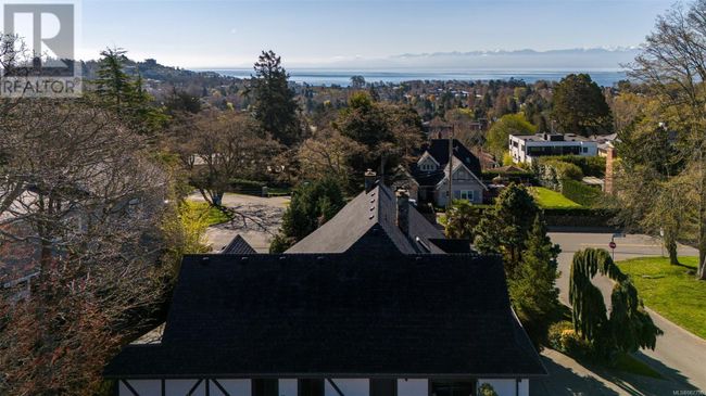 803 Piermont Pl, House other with 5 bedrooms, 5 bathrooms and 2 parking in Victoria BC | Image 48