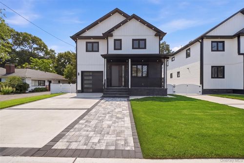 24 Surrey Ln, Valley Stream, NY, 11580-2820 | Card Image