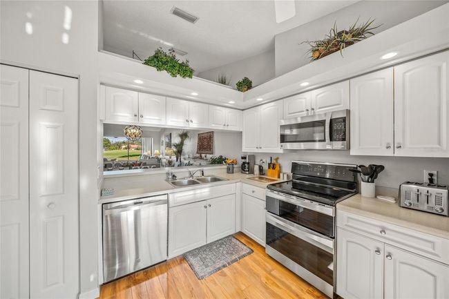 7640 - 5933 Clubside Dr, Condo with 2 bedrooms, 2 bathrooms and null parking in SARASOTA FL | Image 9