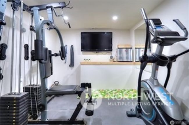 gym - all equipment stays | Image 32