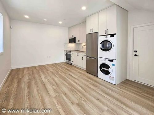 32 Vancouver West, Vancouver, BC, V6L2C1 | Card Image