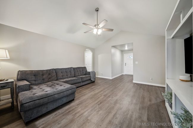11001 117 Th East Pl, House other with 3 bedrooms, 2 bathrooms and null parking in Owasso OK | Image 8