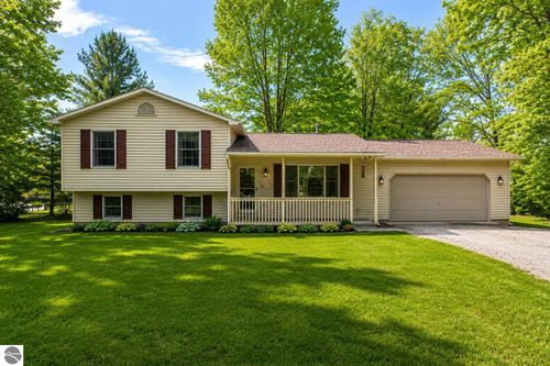 9219 Blackburn Dr, Traverse City, MI, 49685-9631 | Card Image