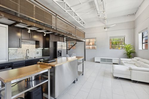 apt-2-215 N Walton St, Dallas, TX, 75226-1560 | Card Image