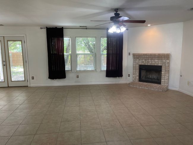 1427 Newbury St, House other with 4 bedrooms, 3 bathrooms and 4 parking in Georgetown TX | Image 4
