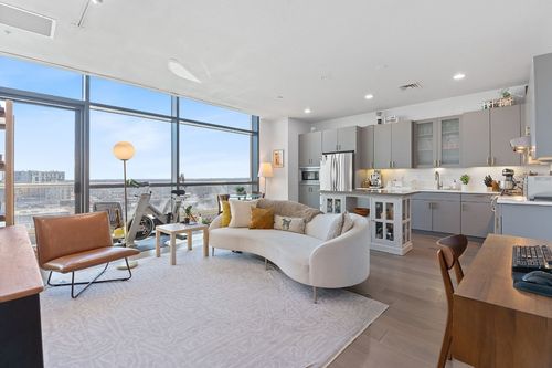 apt-817-555 E 5th St, Austin, TX, 78701-3958 | Card Image