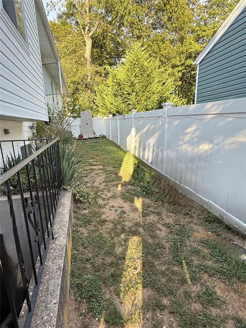 14 Frog Pond Rd, Huntingtn Sta, NY, 11746-3337 | Card Image