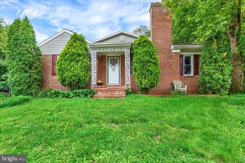 40 W Locust Ln, York, PA, 17406-3035 | Card Image