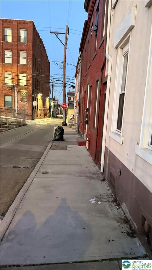 832 Chestnut St, Allentown, PA, 18102-4065 | Card Image