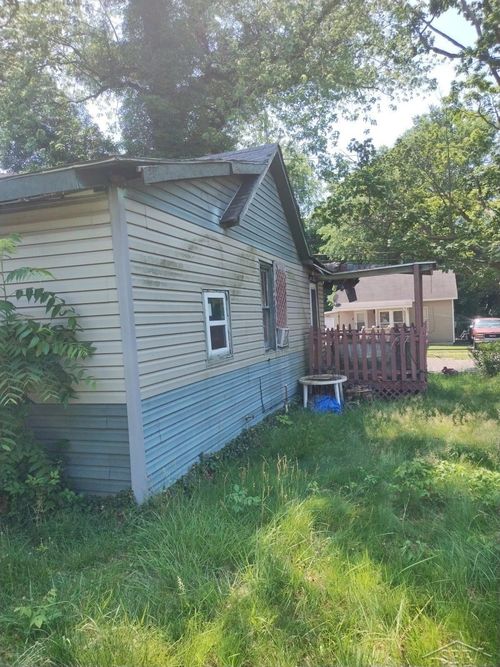 359 Cedar St, Benton Harbor, MI, 49022-4201 | Card Image