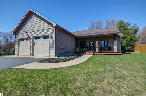 662 Becca Ln, Traverse City, MI, 49685-7095 | Card Image