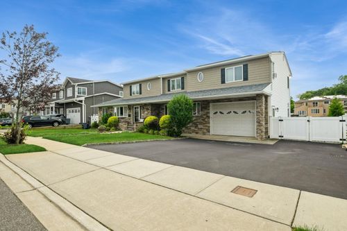 2350 Narraganset Ave, Seaford, NY, 11783-3128 | Card Image