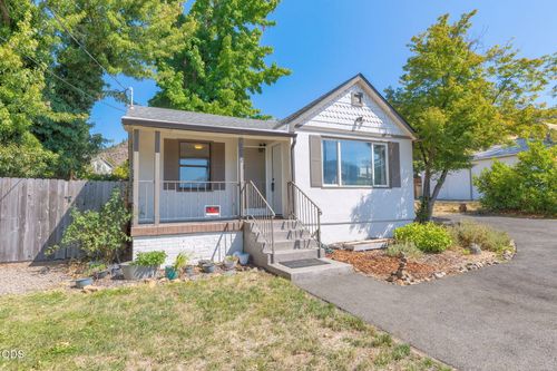 2072 Fairview Ave, Grants Pass, OR, 97526-3822 | Card Image