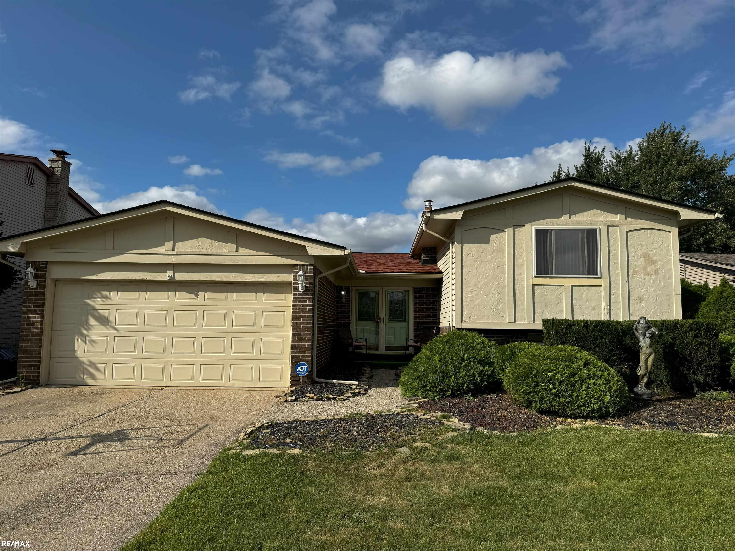 Bloomfield Dr, Sterling Heights, MI 48310