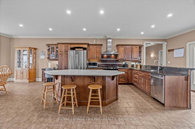 9416 Hickory Dr, House other with 3 bedrooms, 4 bathrooms and 10 parking in Strathroy ON | Image 8