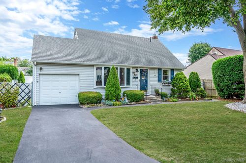 436 N Ontario Ave, Lindenhurst, NY, 11757-3909 | Card Image