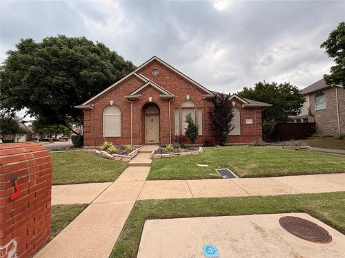 8640 Woodcreek Dr, Irving, TX, 75063-7214 | Card Image