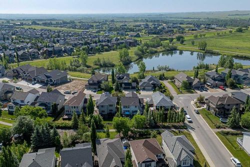 137 Drake Landing Manor, Okotoks, AB, T1S0E7 | Card Image