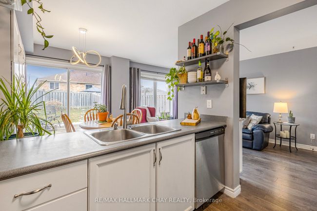17 Michael Cres, House attached with 3 bedrooms, 2 bathrooms and 2 parking in Barrie ON | Image 6