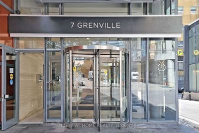 512 - 7 Grenville St, Condo with 2 bedrooms, 2 bathrooms and null parking in Toronto ON | Image 3