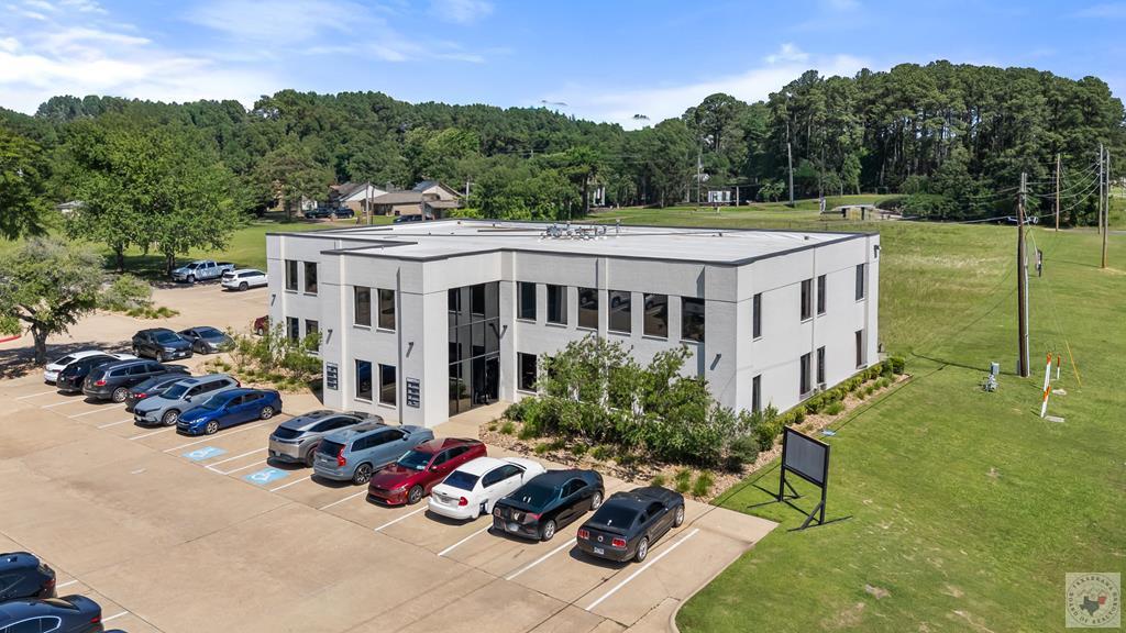 911 N Bishop St, Wake Village, TX 75501