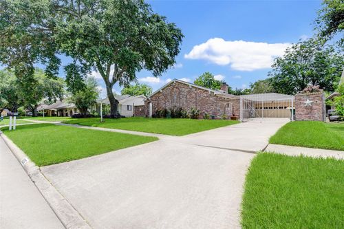 10526 Huntington Way Dr, Houston, TX, 77099-3720 | Card Image